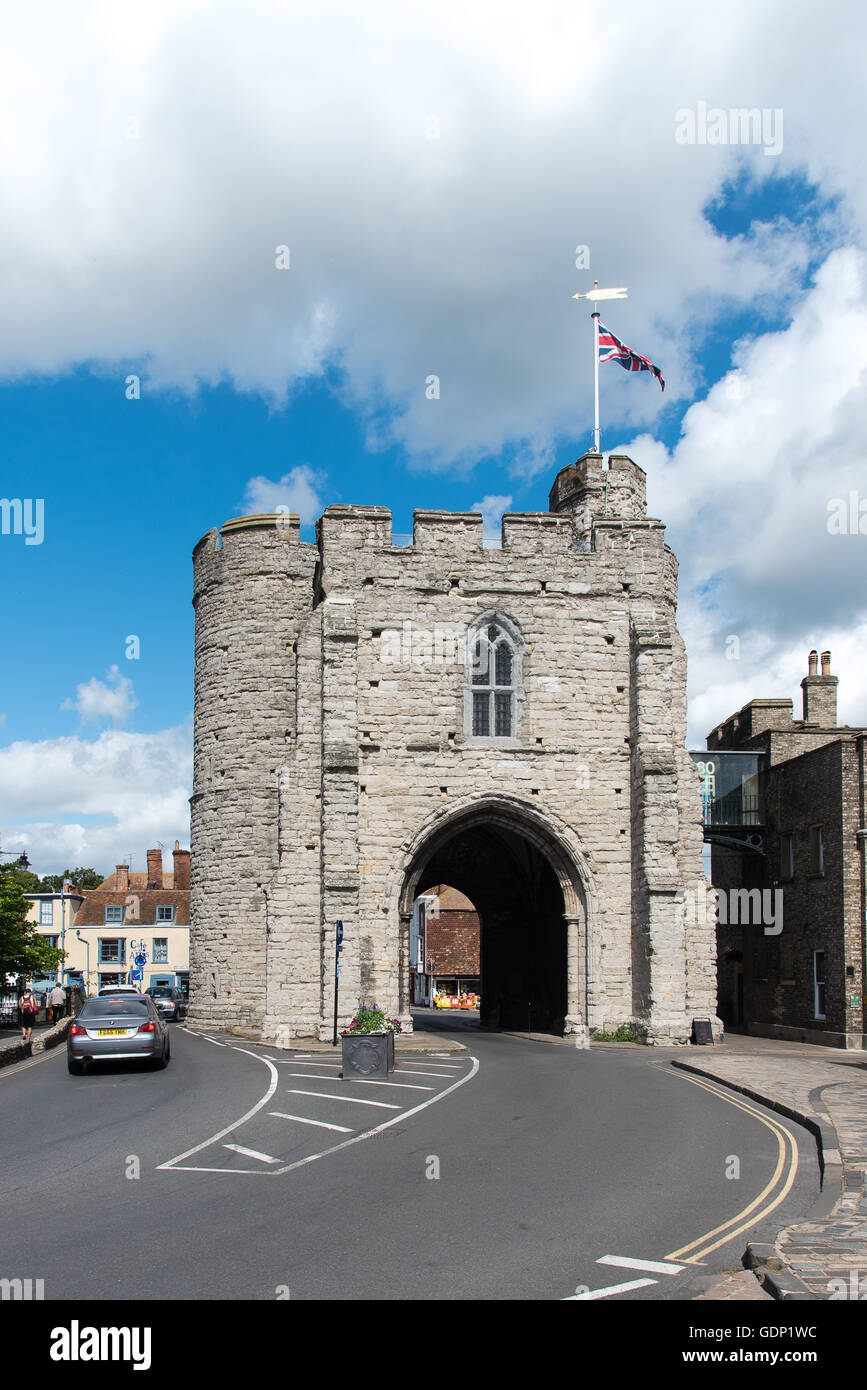 Westgate Tower in Canterbury, Kent ist eine der besterhaltenen mittelalterlichen Tore im Vereinigten Königreich. Stockfoto