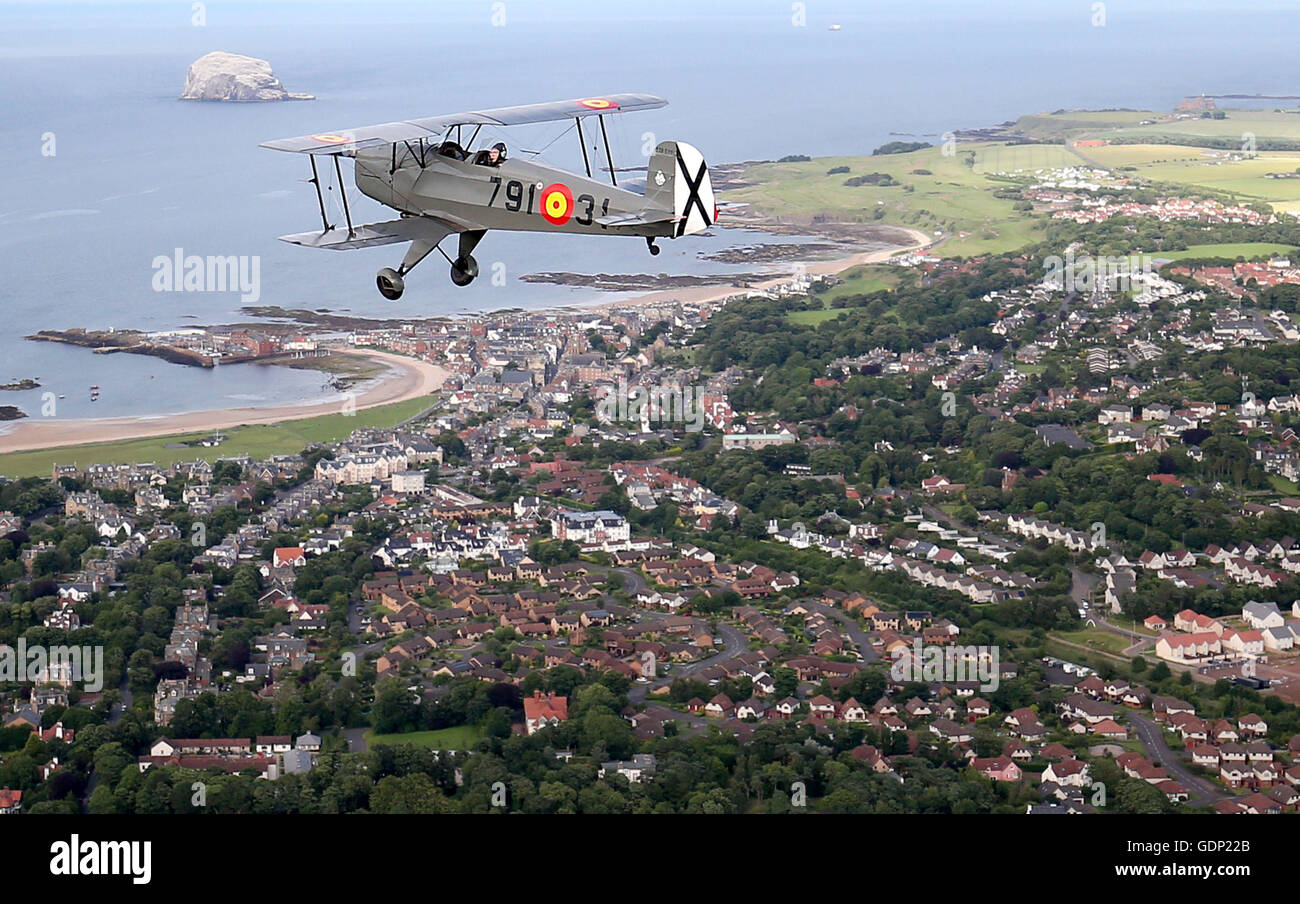 Gavin Hunter nimmt einem Übungsflug in einem Bücker Jungmann über der Stadt North Berwick, East Lothian, vor seinem Auftritt bei der schottischen nationalen Airshow im Osten Fortune, East Lothian, am Samstag 23. Juli, wo er eine Antenne Line-up beitreten, die enthält den Red Arrows, einen RAF Taifun und der Schweizer Luftwaffe PC-7 display-Team, das seine schottischen Debüt. Stockfoto