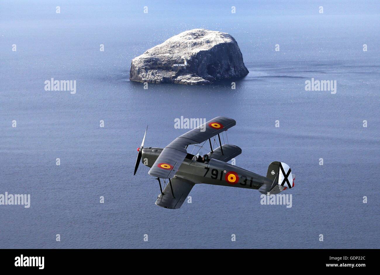 Gavin Hunter übernimmt ein Übungsflug in einem Bücker Jungmann Bass Rock vor der Küste von East Lothian vor seinem Auftritt bei der schottischen nationalen Airshow im Osten Fortune, East Lothian, am Samstag 23. Juli, wo er beitreten eine Antenne Line-up, die Red Arrows enthält, einen RAF Taifun und der Schweizer Luftwaffe PC-7 Team, das seine schottischen Debüt anzeigen. Stockfoto