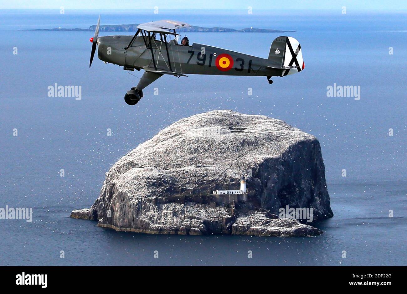 Gavin Hunter übernimmt ein Übungsflug in einem Bücker Jungmann Bass Rock vor der Küste von East Lothian vor seinem Auftritt bei der schottischen nationalen Airshow im Osten Fortune, East Lothian, am Samstag 23. Juli, wo er beitreten eine Antenne Line-up, die Red Arrows enthält, einen RAF Taifun und der Schweizer Luftwaffe PC-7 Team, das seine schottischen Debüt anzeigen. Stockfoto