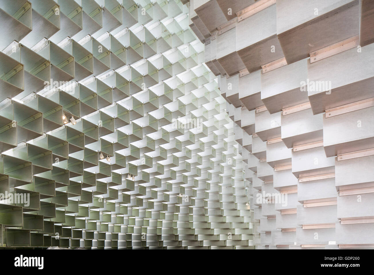 Interieur-Detail-Ansicht des Pavillons. Serpentine Pavillon 2016, Kensington, Vereinigtes Königreich. Architekt: Bjarke Ingels, 2016. Stockfoto