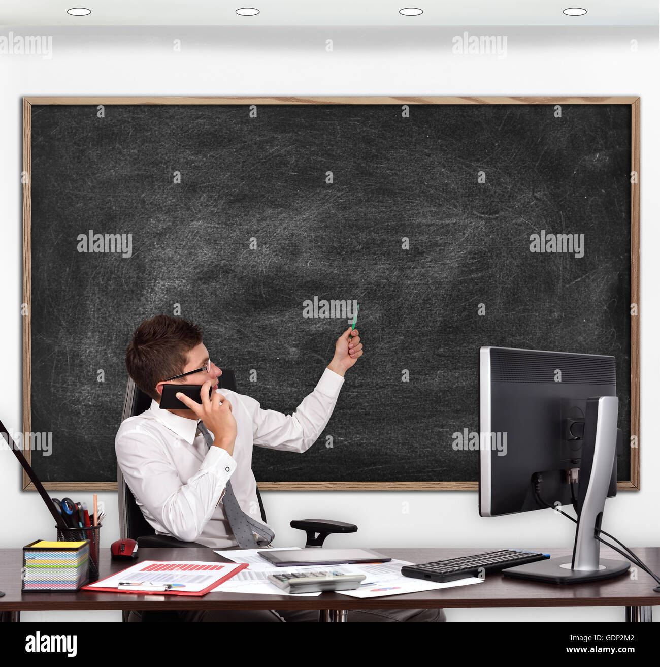 Lehrer im Klassenzimmer auf leere Tafel Stockfoto