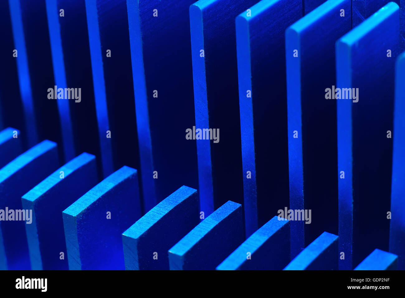 Chipsatz Kühler am Mainboard blau, Nahaufnahme Stockfoto