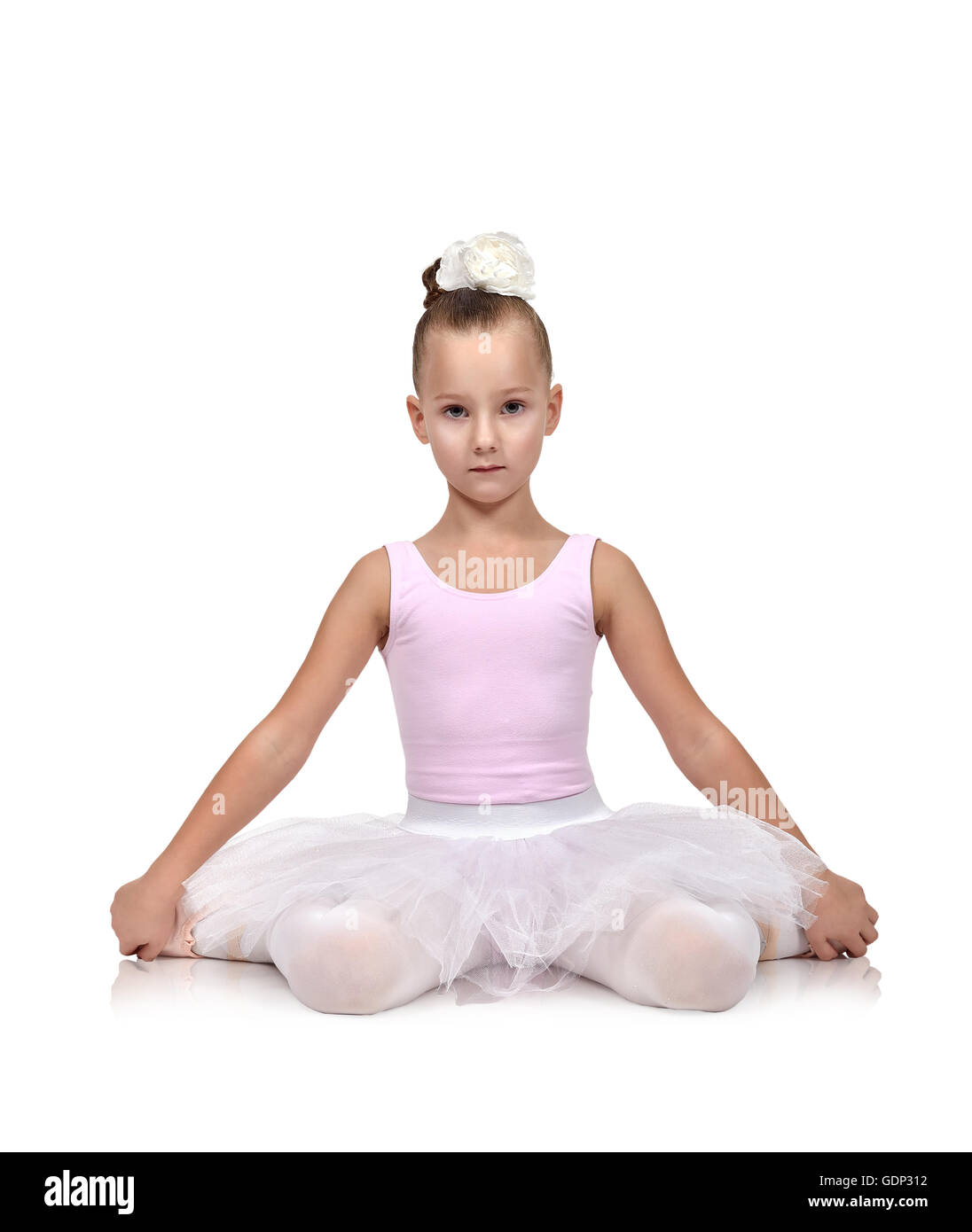 Mädchen Ballerina am Boden auf weißem Hintergrund Stockfoto