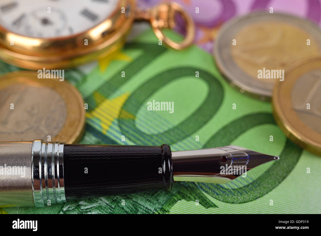 Tinte Stift und Euro-Banknote, zusätzliche Großaufnahme Stockfoto