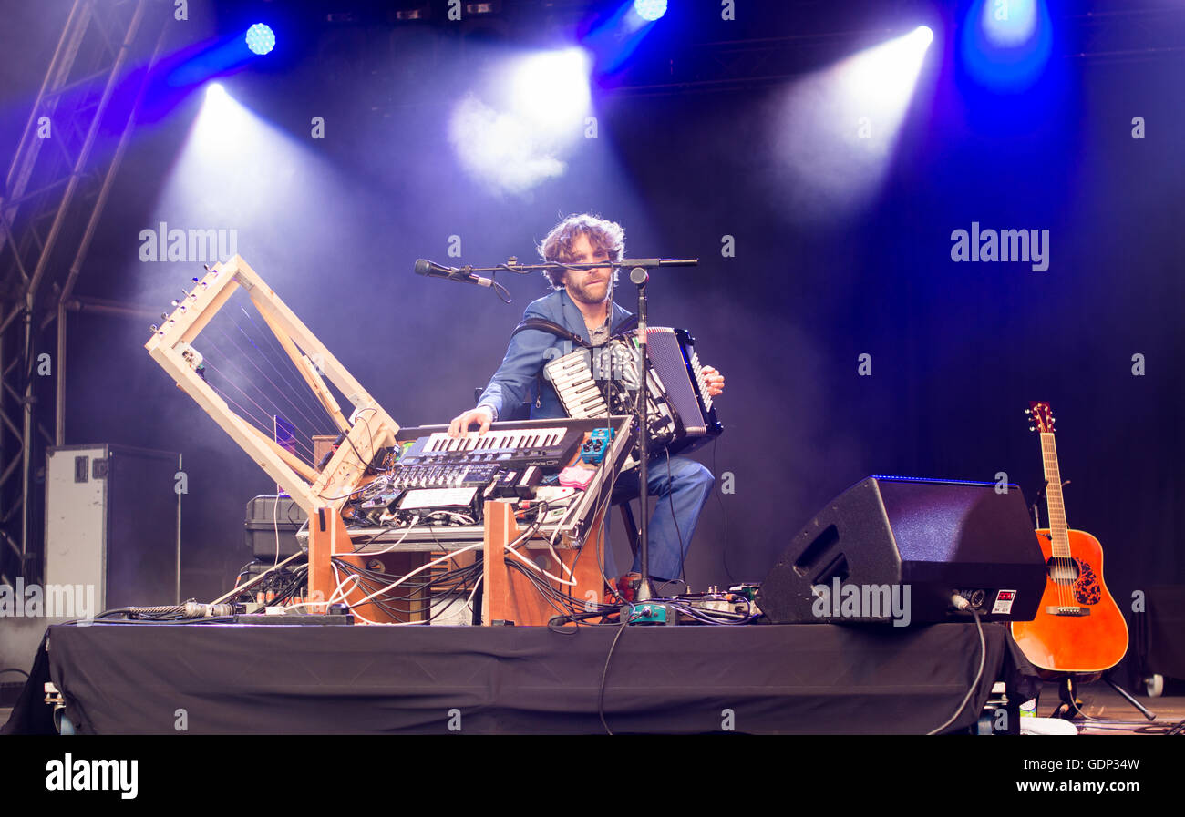 Martin Green der britischen folk-Band Lau führt auf der Bühne auf dem Larmer Baum Festival, Dorset, UK, Juli 2016. Stockfoto