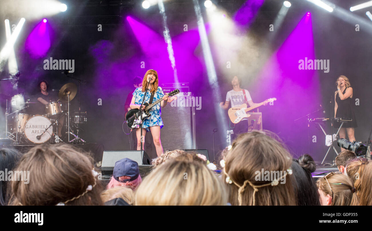 Gabrielle Aplin führt auf der Bühne auf dem Larmer Baum Festival, Dorset, UK, Juli 2016. Stockfoto