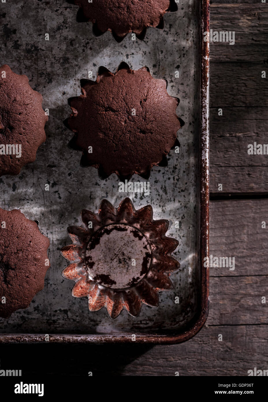 Schoko-Muffin mit Walnüssen in Vintage Dosen gekrönt Stockfotografie ...