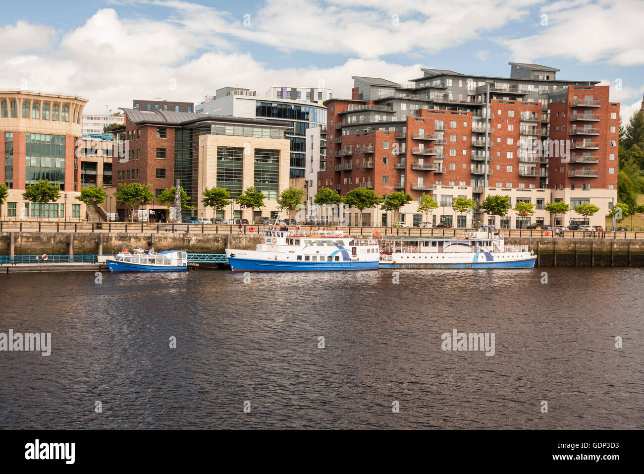 Ein Blick auf die Newcastle Quayside zeigt die Kreuzfahrt Boote festgemacht an einem Fluss im Nordosten von England Stockfoto