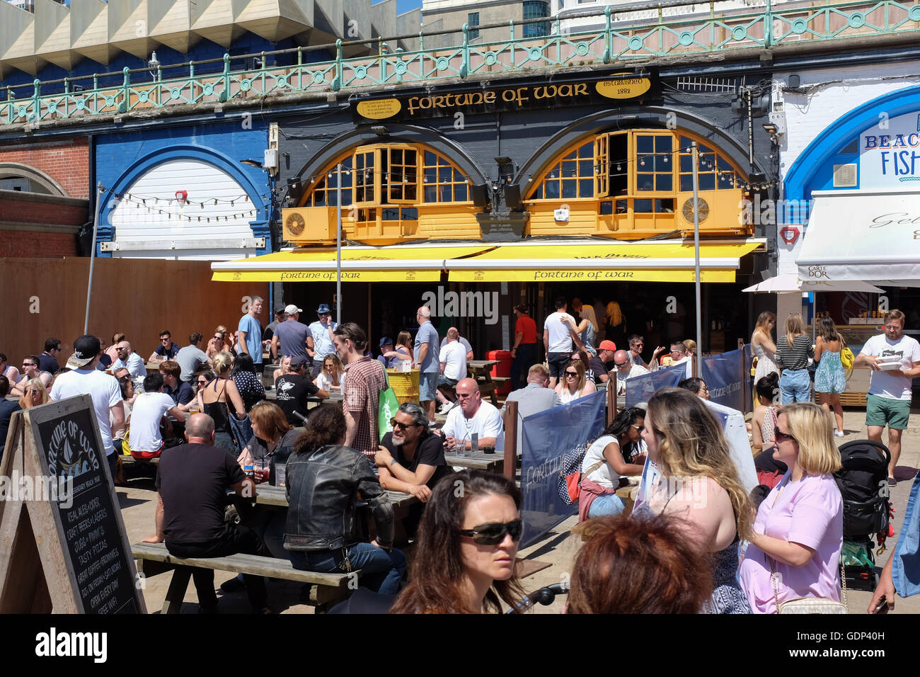 Kunden außerhalb der Fortune of War-Kneipe direkt am Meer in Brighton, England zu trinken. Stockfoto