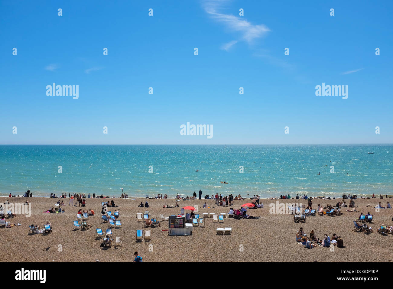 Ein Blick auf den Strand von Brighton an der Südküste von England. Stockfoto