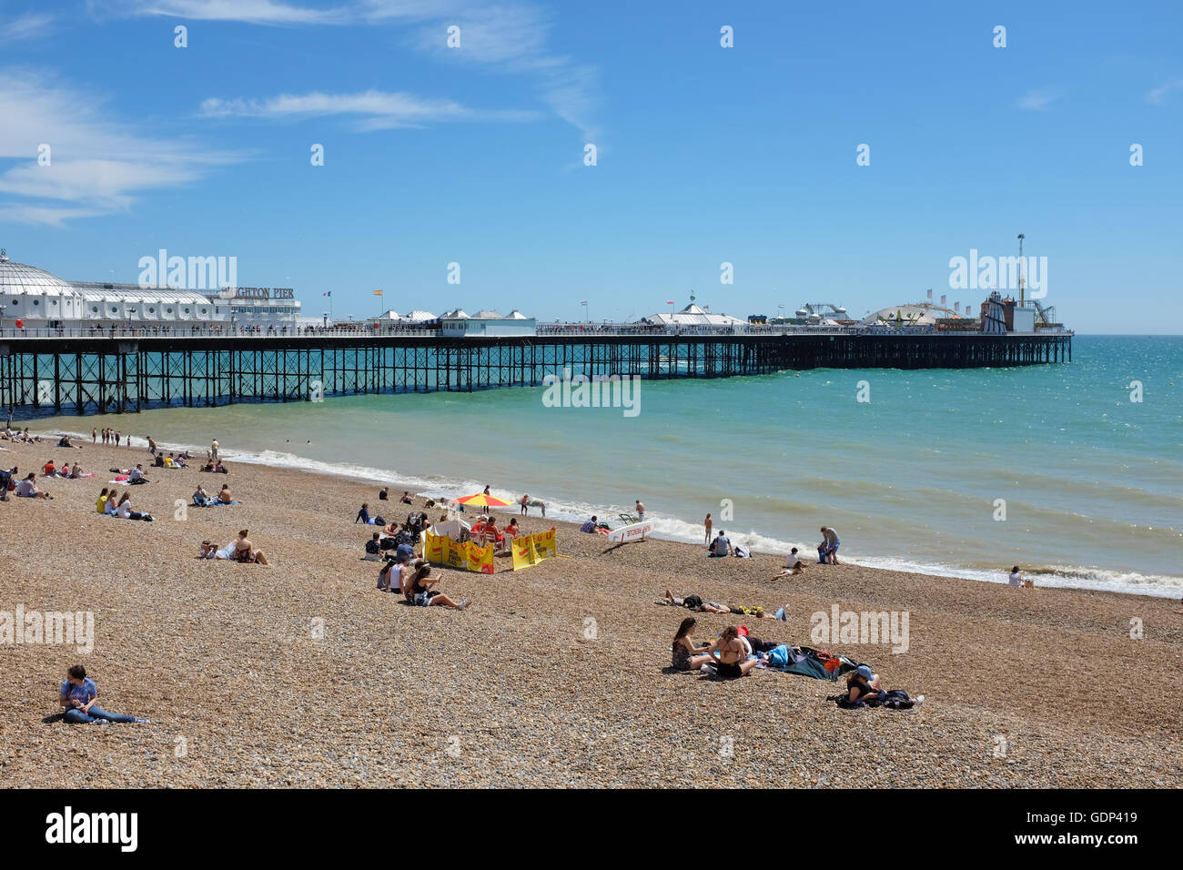 Ein Blick auf den Strand von Brighton an der Südküste von England. Stockfoto