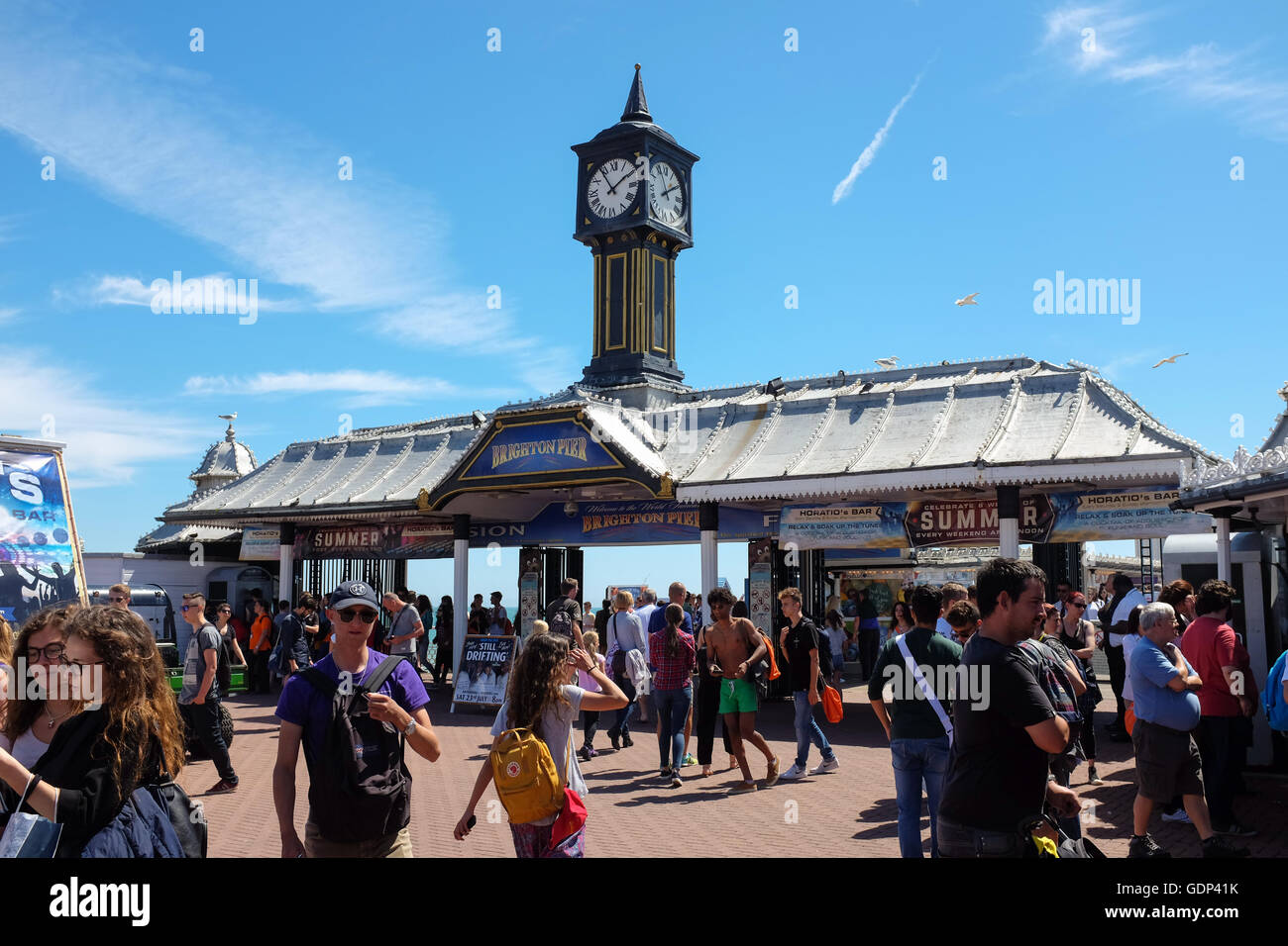 Der Eingang zum Palace Pier in Brighton, England. Stockfoto