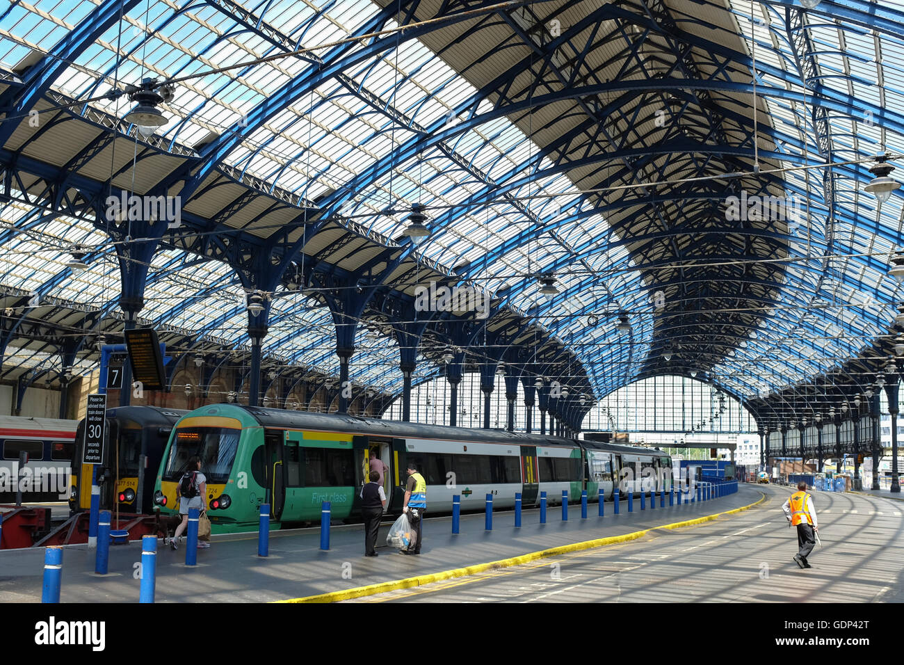 Zum Bahnhof von Brighton an der Südküste von England. Stockfoto