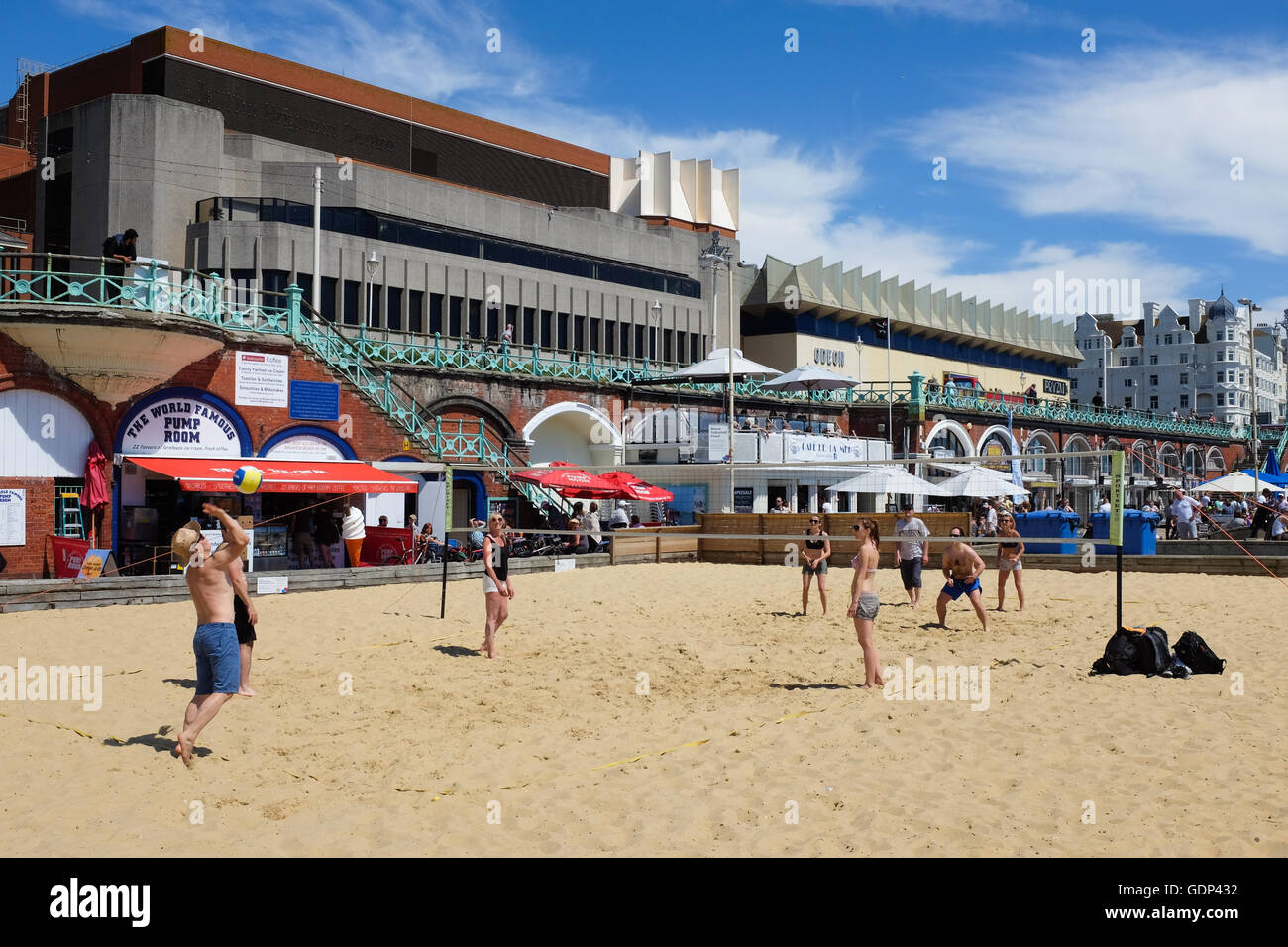 Menschen spielen beachVolleyball in Brighton, England Stockfotografie