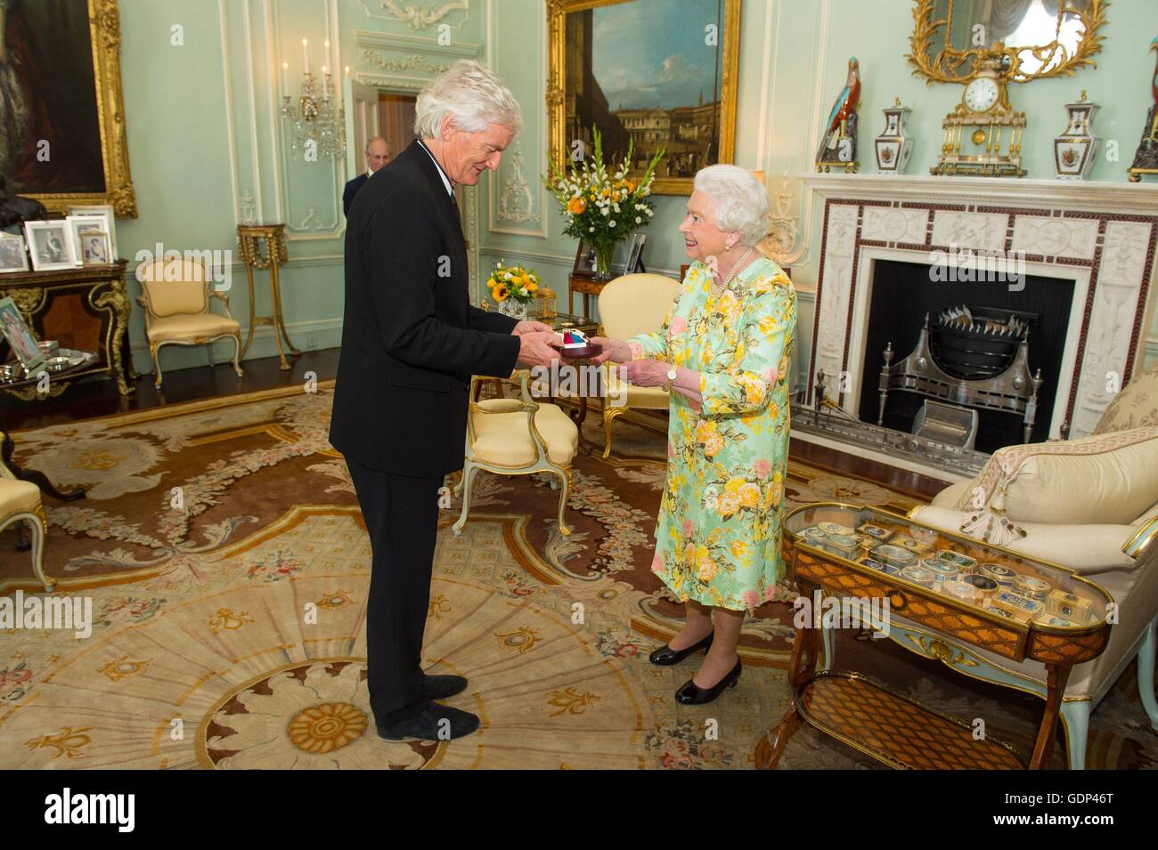 Konigin Elizabeth Ii Prasentiert Sir James Dyson Mit Dem