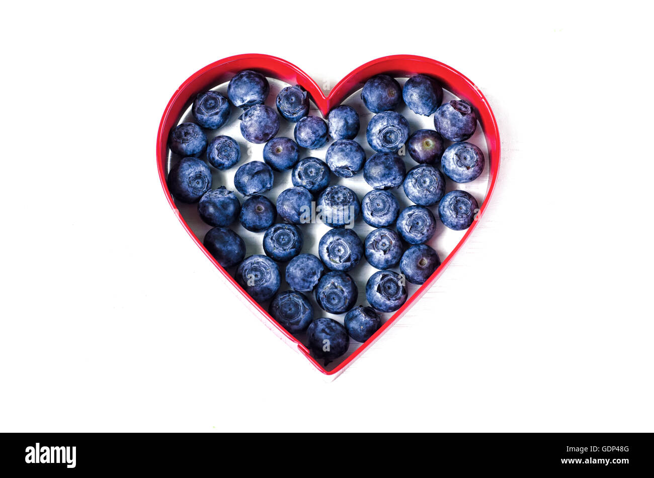 Frische Heidelbeeren in Herzform angeordnet Stockfoto