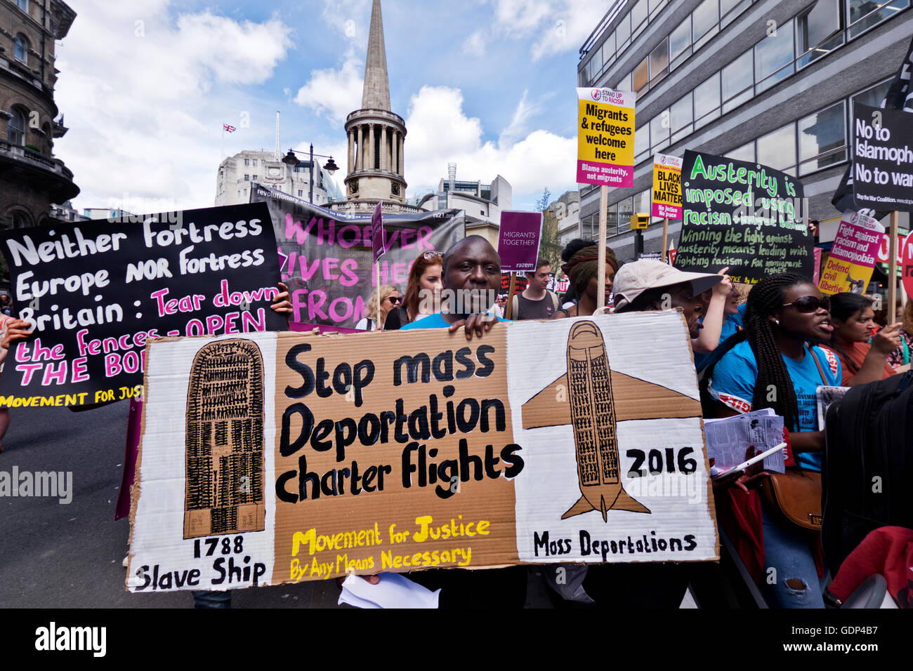 Flüchtling Haftanstalten heruntergefahren. Bewegung für Gerechtigkeit durch alle Mittel notwendigen. Protest in London gegen Rassismus und Tory au Stockfoto