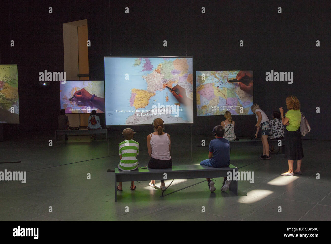 Museum Of Modern Art, MoMA, New York City: Das Mapping-Reise-Projekt, von Bouchra Khalili in seiner Gesamtheit Umstände eine Reihe von Videos dokumentieren Völker illegale Reisen durch gezwungen um den Mittelmeerraum. Stockfoto