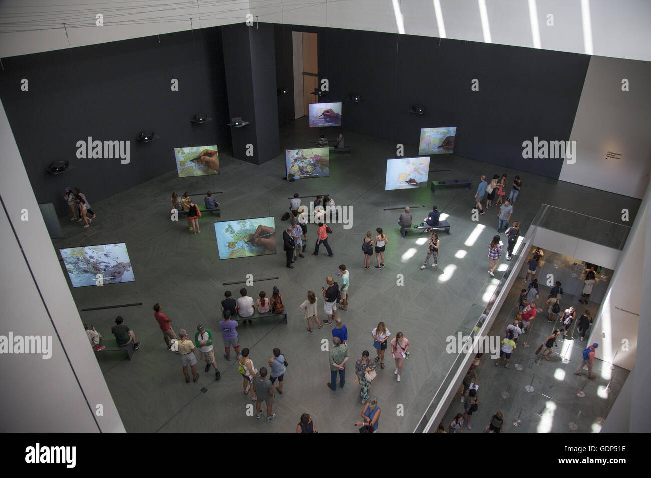 Museum Of Modern Art, MoMA, New York City: Das Mapping-Reise-Projekt, von Bouchra Khalili in seiner Gesamtheit Umstände eine Reihe von Videos dokumentieren Völker illegale Reisen durch gezwungen um den Mittelmeerraum. Stockfoto