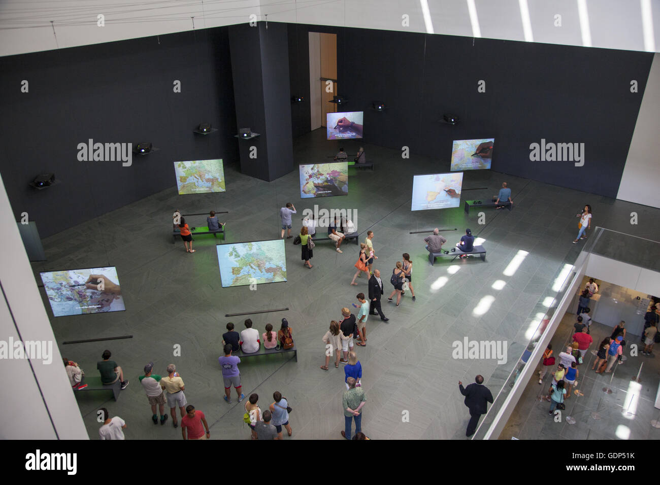 Museum Of Modern Art, MoMA, New York City: Das Mapping-Reise-Projekt, von Bouchra Khalili in seiner Gesamtheit Umstände eine Reihe von Videos dokumentieren Völker illegale Reisen durch gezwungen um den Mittelmeerraum. Stockfoto