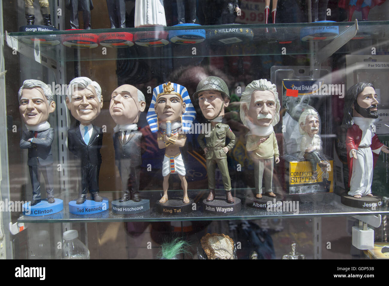 Puppen von berühmten Persönlichkeiten im Fenster ein Souvenir-Shop in Midtown Manhattan, NYC. Stockfoto