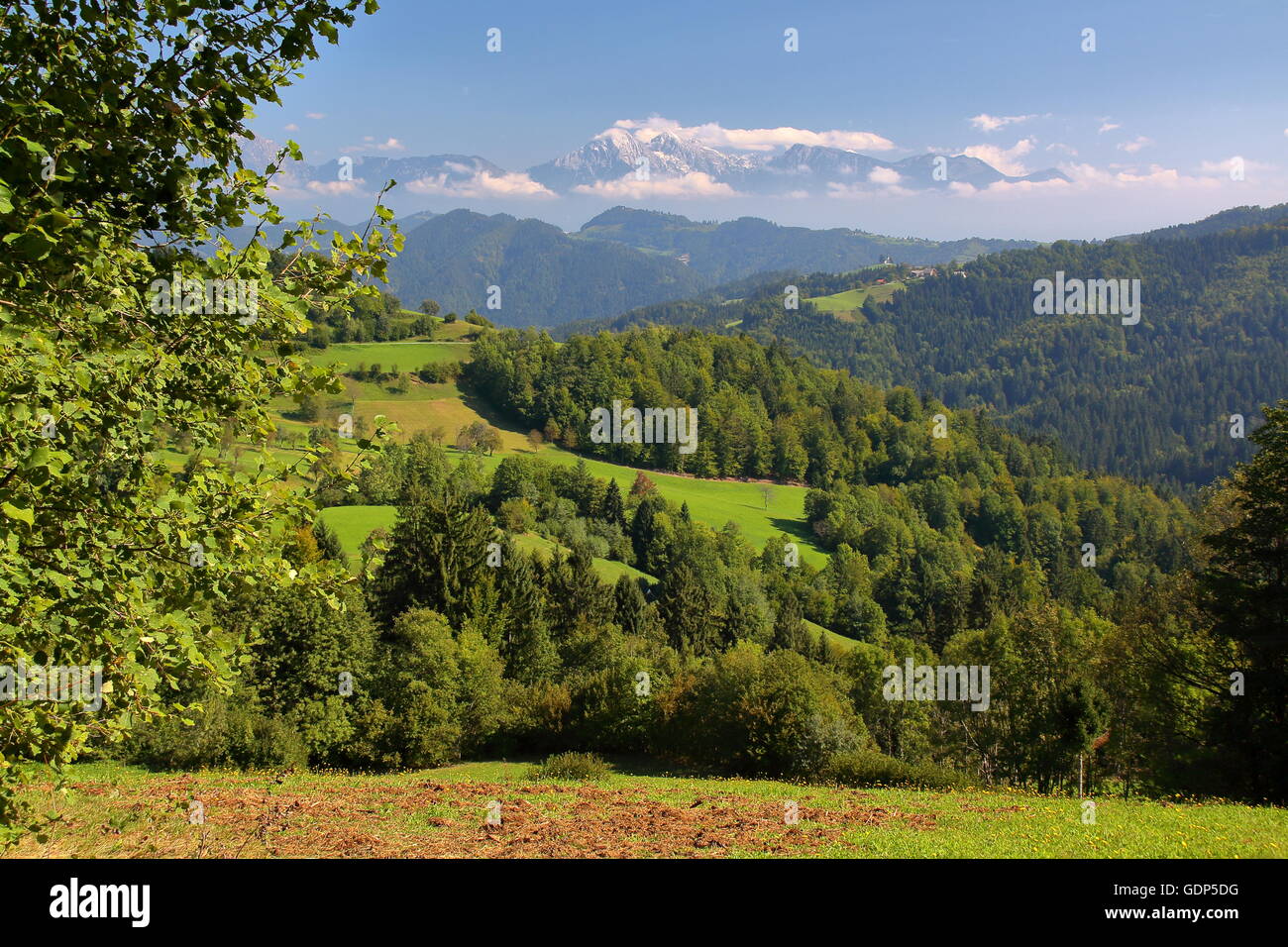 Skofja Loka Hügel mit slowenischen Berge im Hintergrund, Slowenien Stockfoto