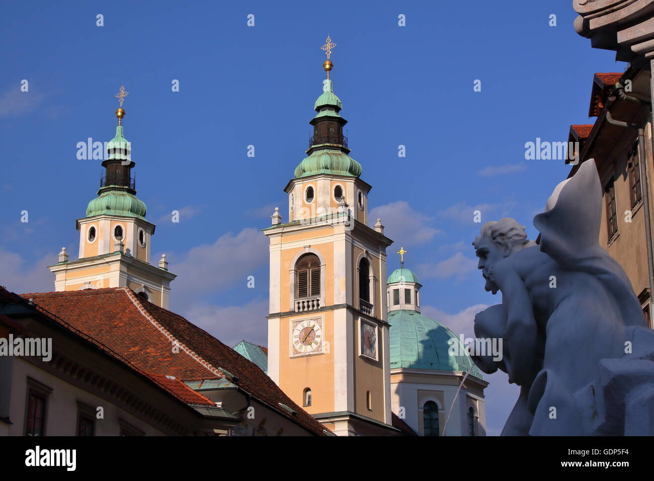 St.-Nikolaus-Kirche in Ljubljana mit dem Brunnen der drei Krainer Flüsse (Robba Brunnen) in den Vordergrund, Slowenien Stockfoto