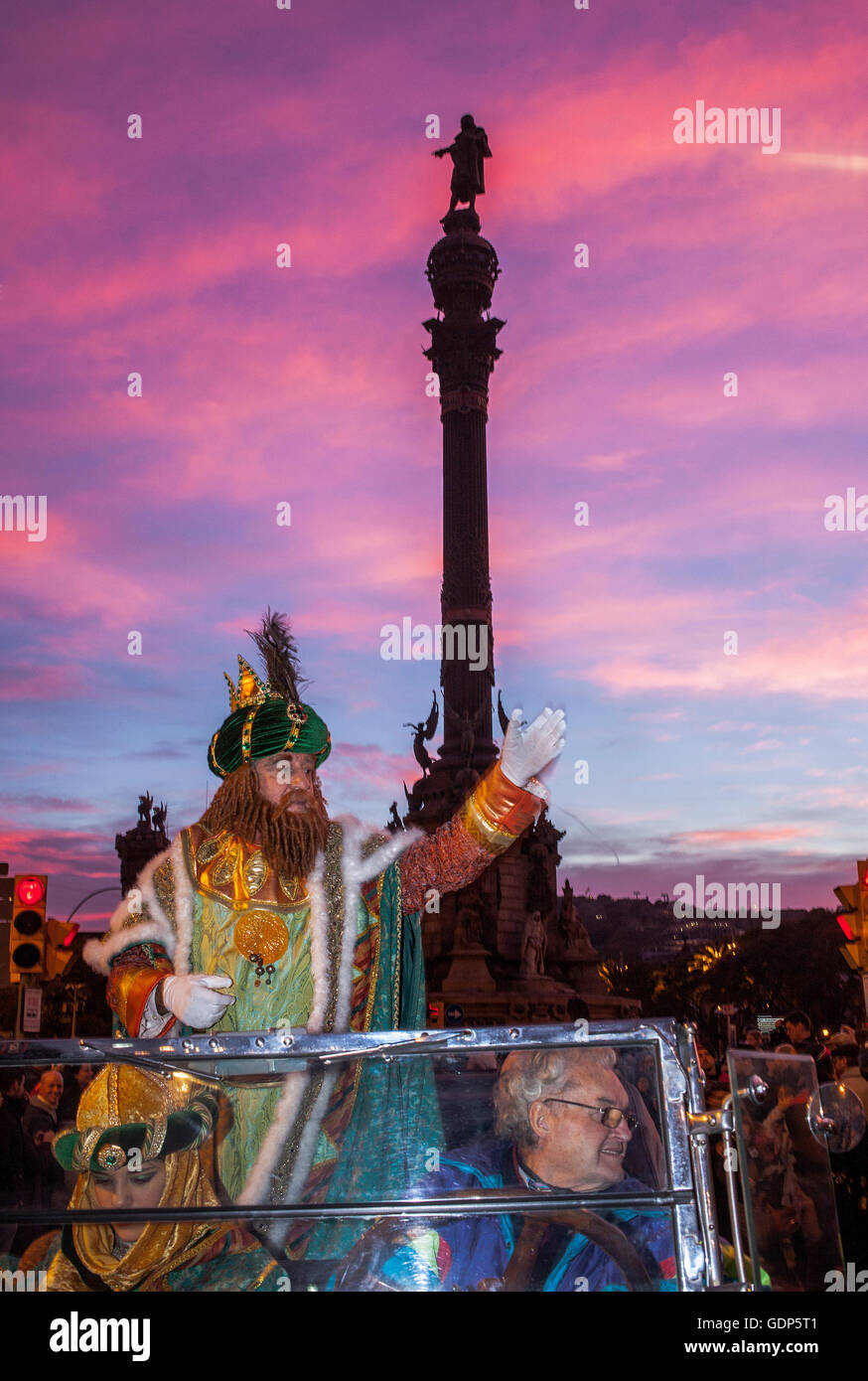 Melchior winkt in die Menge, die Heiligen drei Könige Parade, am Abend vor dem Magi´s Tag, Passeig de Colom, Barcelona, Katalonien, Spanien Stockfoto