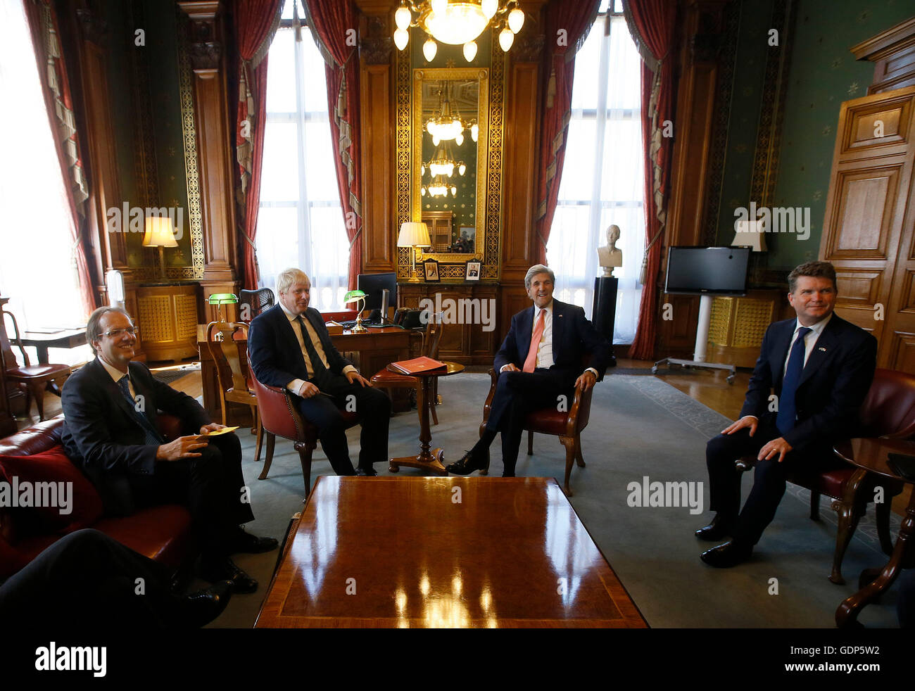 Außenminister Boris Johnson (zweiter von links) trifft sich mit US-Außenminister John Kerry (zweiter von rechts), als Principal Privatsekretär von der Außenminister Martin Reynolds (links) und US-Botschafter Matthew Barzun (rechts) schauen Sie auf das Auswärtige Amt in London. Stockfoto