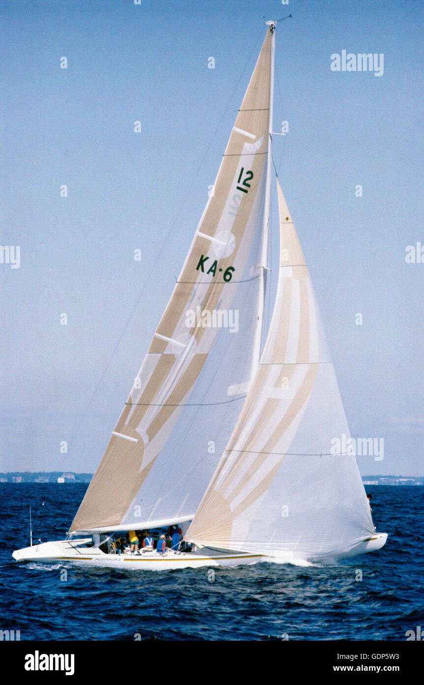 AJAXNETPHOTO. 1983. NEWPORT, RHODE ISLAND, USA. -AMERIKAS CUP - AUSTRALIA II, SKIPPERED DURCH JOHN BERTRAND (AUS).  FOTO: JONATHAN EASTLAND/AJAX REF: YAR AUSTRALIA II 1983 01 Stockfoto