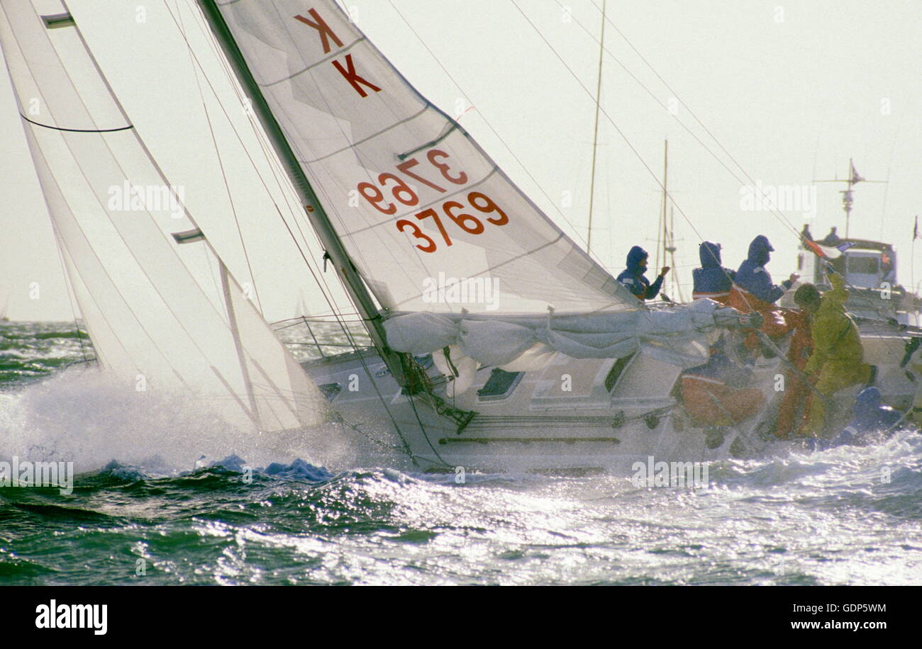 AJAX-NEWS-FOTOS. 1985. SOLENT, ENGLAND. -FASTNET RACE START - YACHT BODICEA SCHLÄGT RUND UM ÄGYPTEN IN SCHWEREM WETTER AUF DER ERSTEN ETAPPE DER 605 MEILE RENNEN. FOTO: JONATHAN EASTLAND/AJAX REF: 22506 1 40 Stockfoto