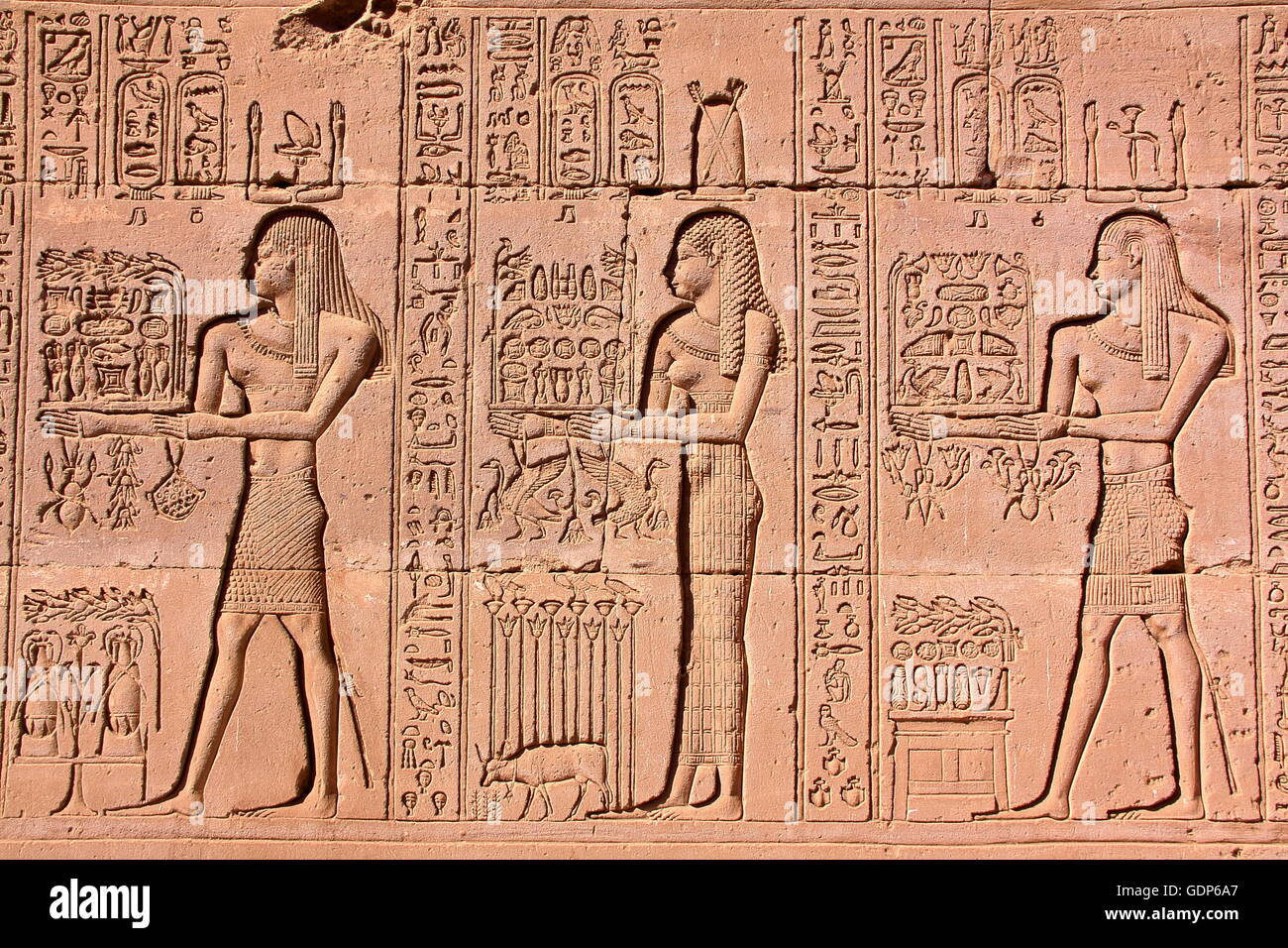 Hieroglyphen in Dendera Tempel gewidmet der Göttin Hathor, Ägypten Stockfoto