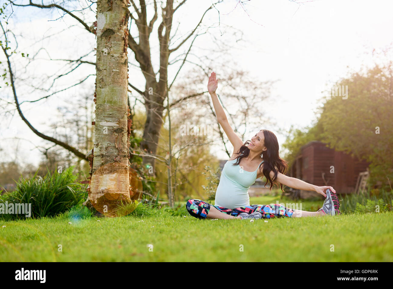Schwangere Frau Bewegung in der Natur, stretching Stockfoto