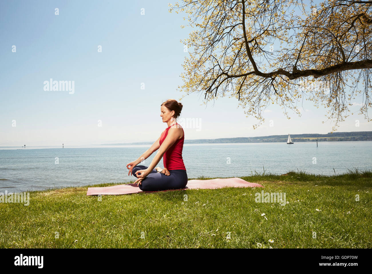 Seitenansicht der Frau, meditieren Stockfoto