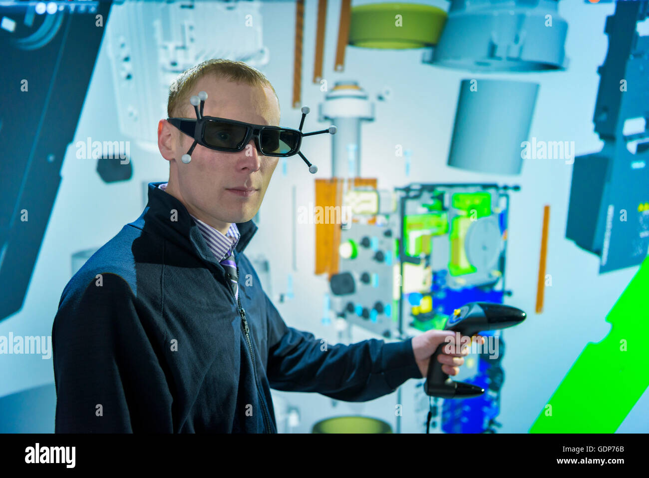 Porträt des Ingenieurs mit Fabrik-Grafik in 3D in virtual-Reality-suite Stockfoto