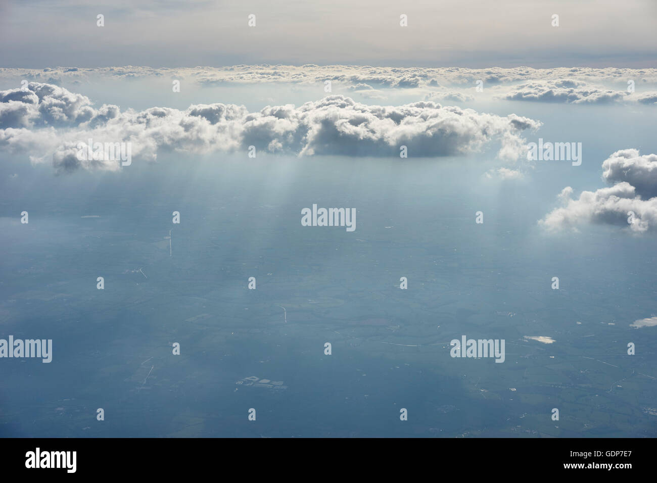 Luftbild oben und unten Wolken, Frankreich Stockfoto