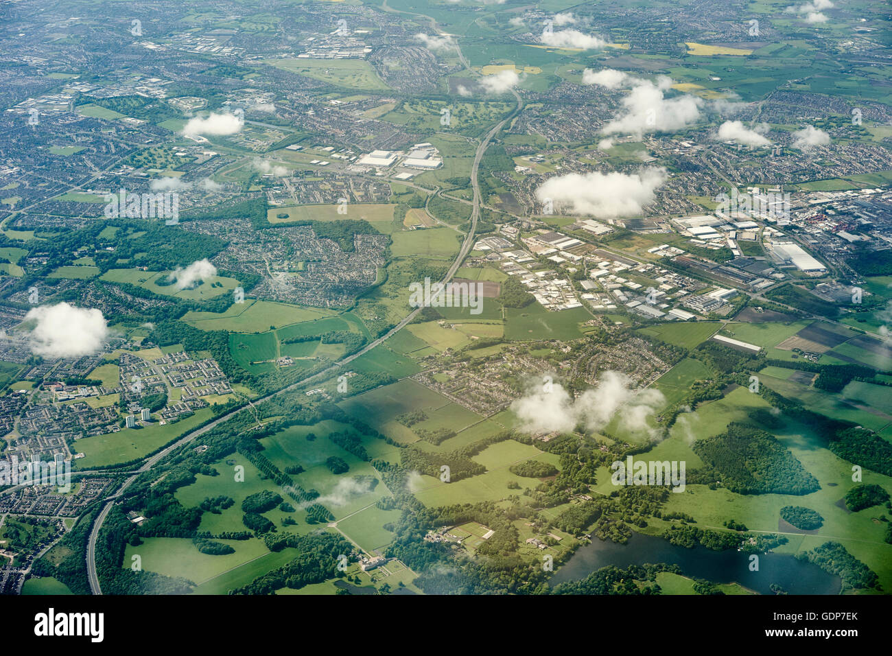 Luftaufnahme von grünen Wiesen und Autobahn, England, UK Stockfoto