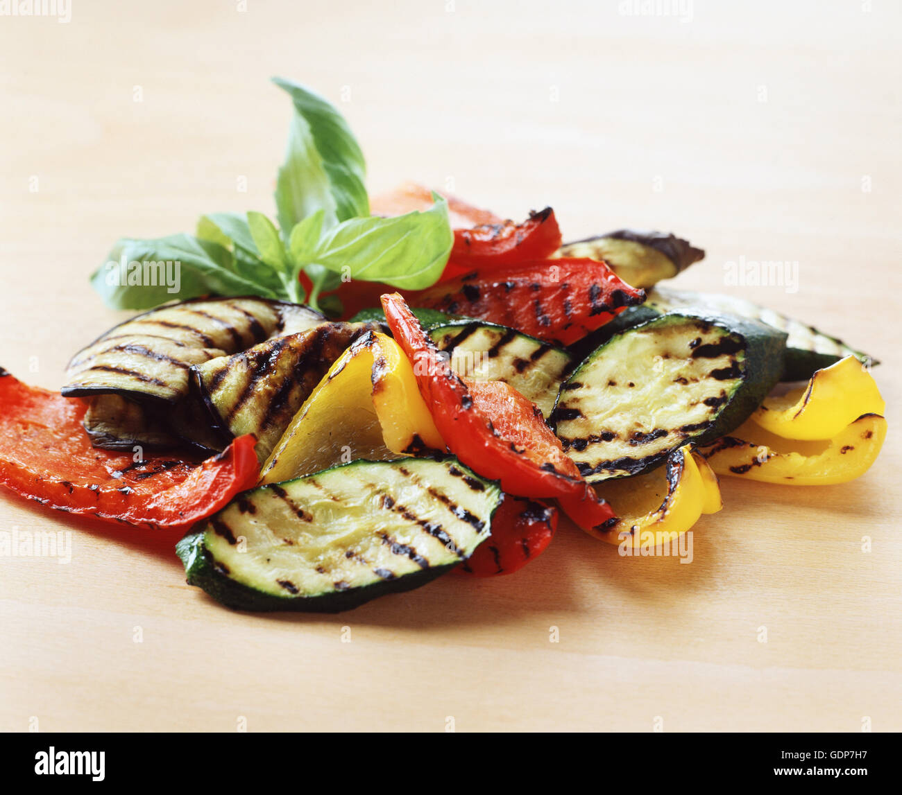 Essen, gekocht Gemüse, gegrillte Zucchini, Paprika, gelbe Paprika, Basilikum Stockfoto