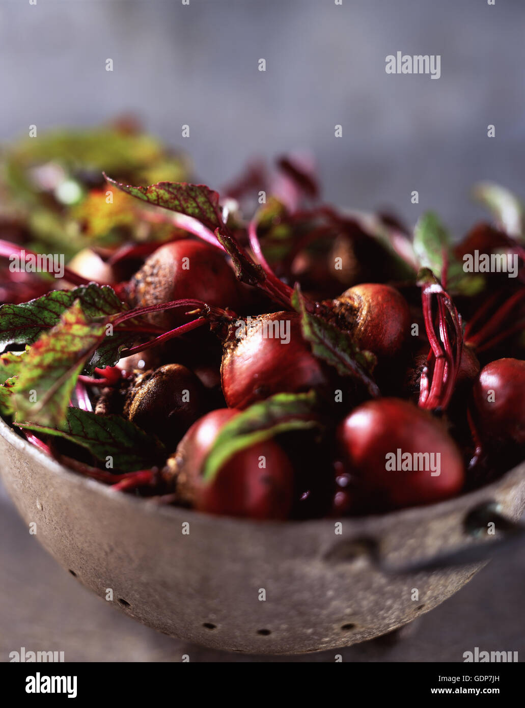 Lebensmittel, Gemüse, rohe rote Beete mit Blättern in Sieb Stockfoto