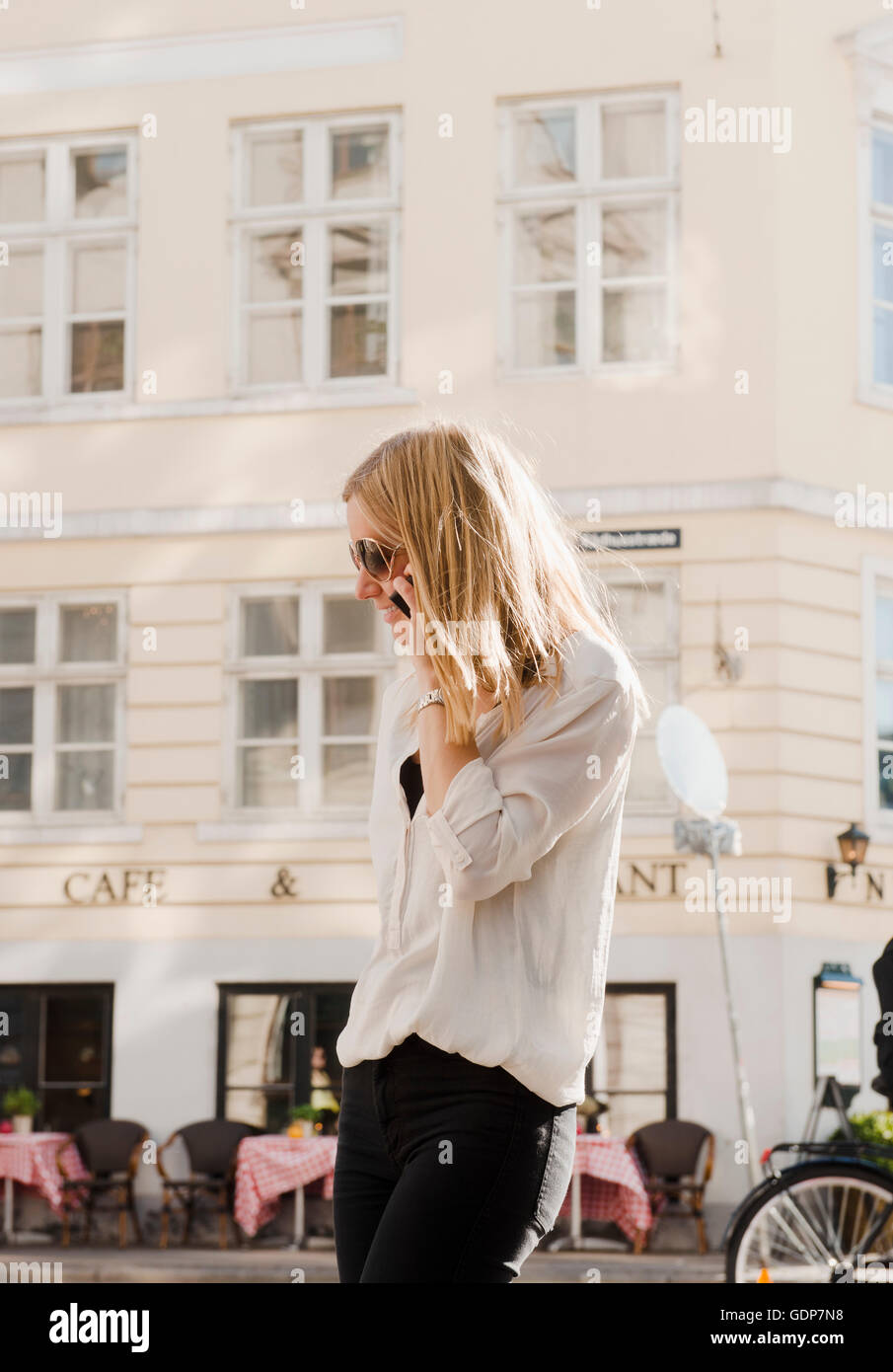 Frau, mit mobilen Telefon gegenüberliegenden Café, Kopenhagen, Dänemark Stockfoto