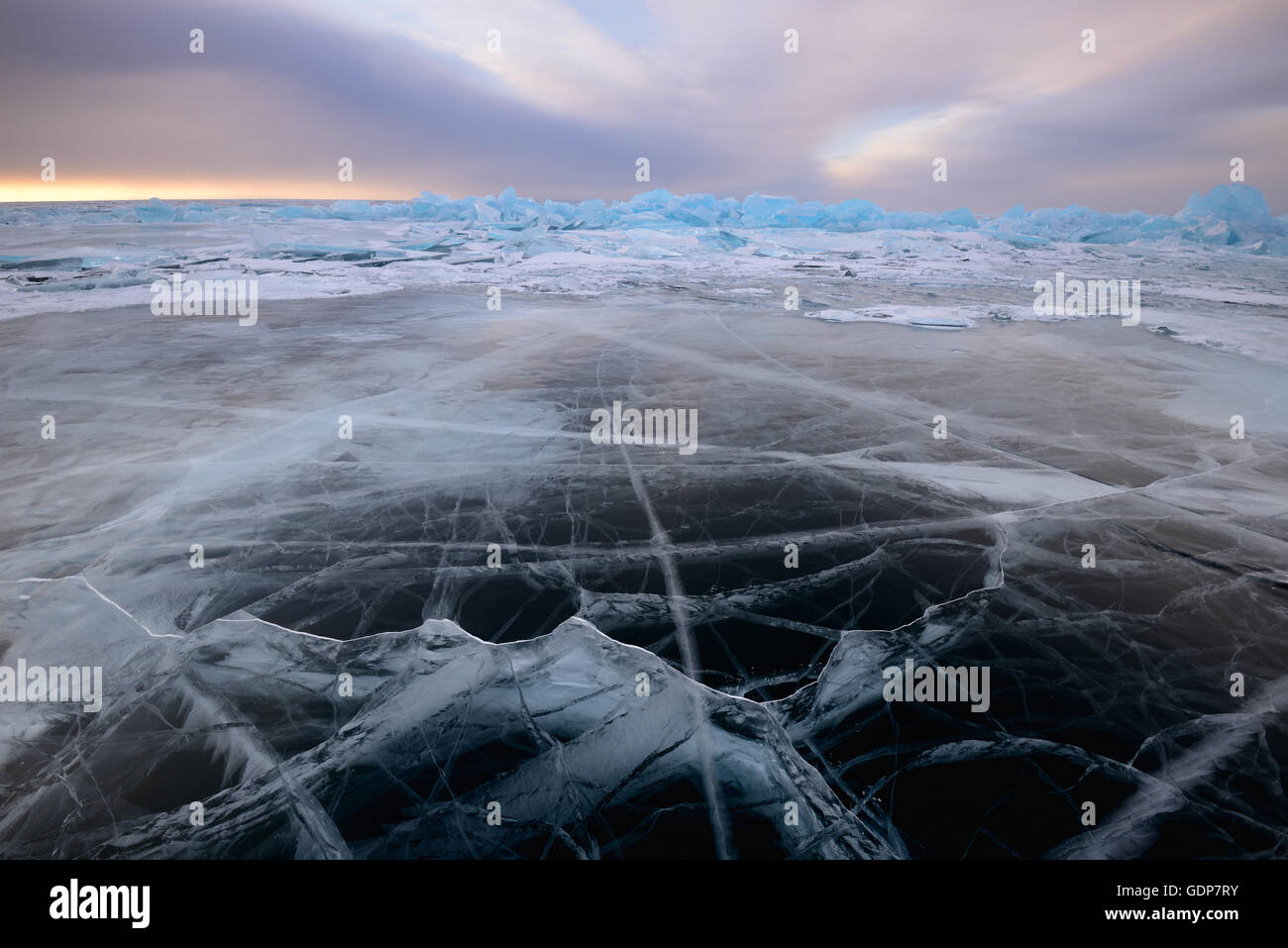 Gemusterte Eis, Baikalsee, Olchon, Sibirien, Russland Stockfoto
