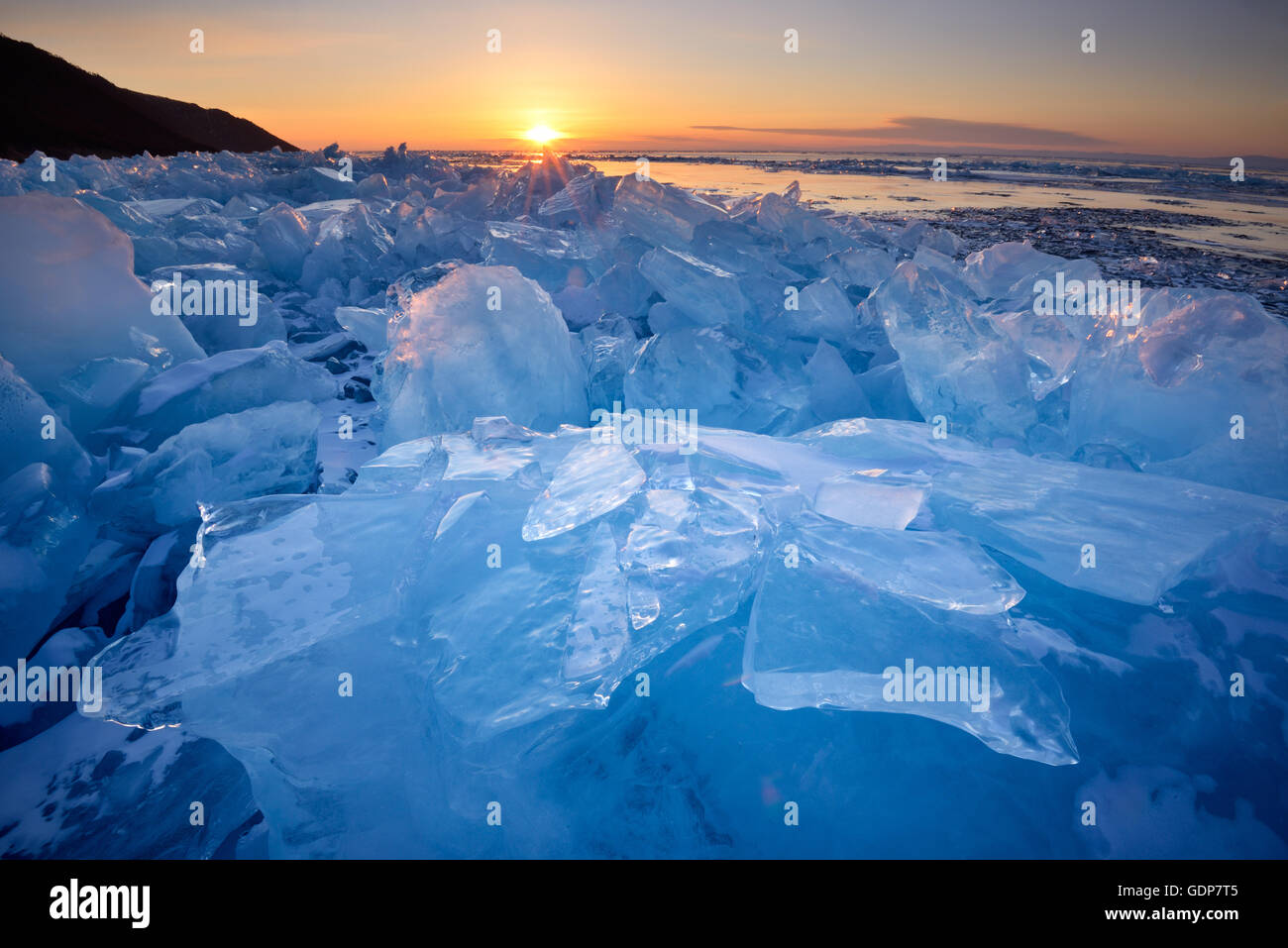 Gestapelte gebrochenes Eis bei Sonnenuntergang, Baikalsee, Olchon, Sibirien, Russland Stockfoto