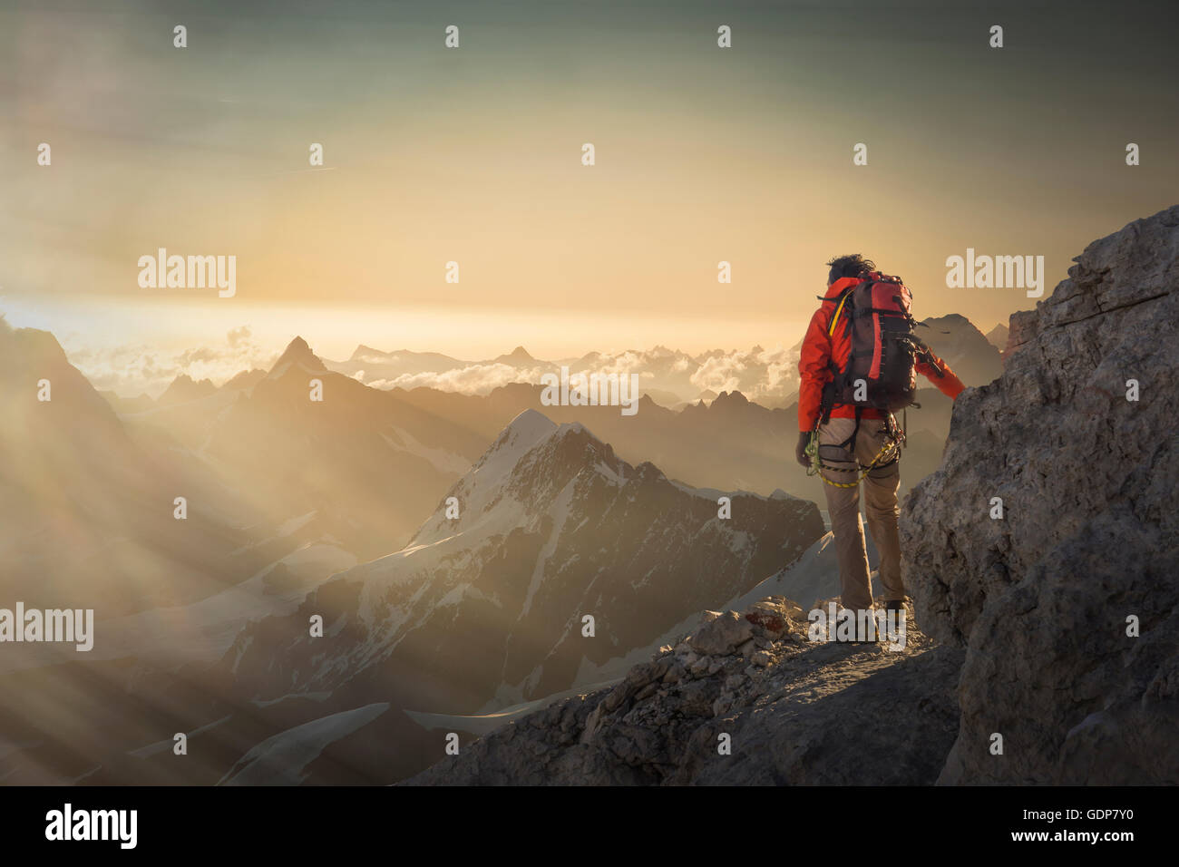 Kletterer beobachten einer Bergkette bei Sonnenuntergang, Alpen, Kanton Wallis, Schweiz Stockfoto