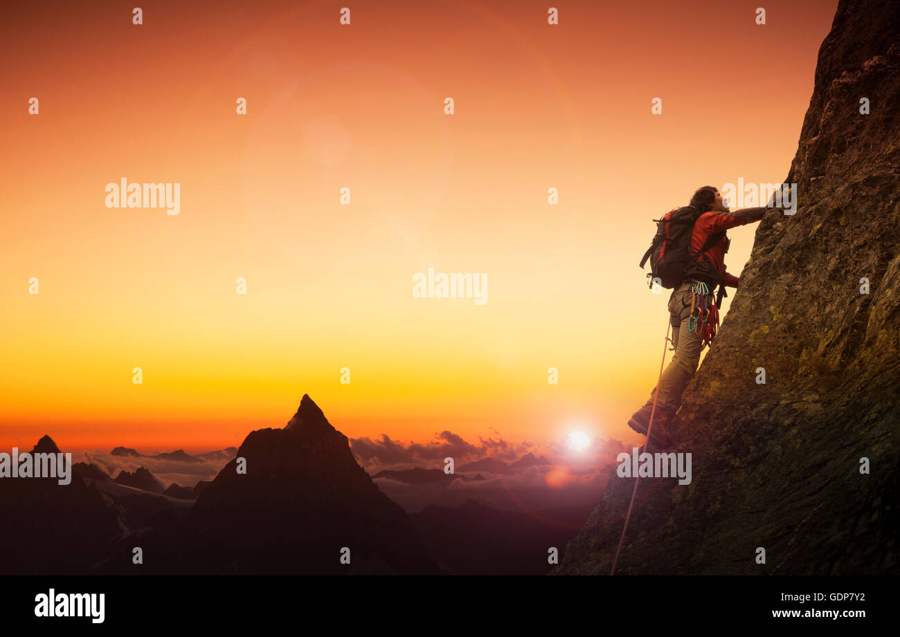 Bergsteiger auf einer Felswand mit dem Matterhorn bei Sonnenuntergang, Zermatt, Kanton Wallis, Schweiz Stockfoto