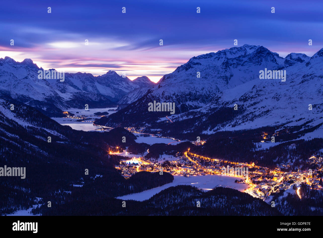 Stadt bei Dämmerung, beleuchtete, erhöhte Ansicht, Engadin, Schweiz Stockfoto