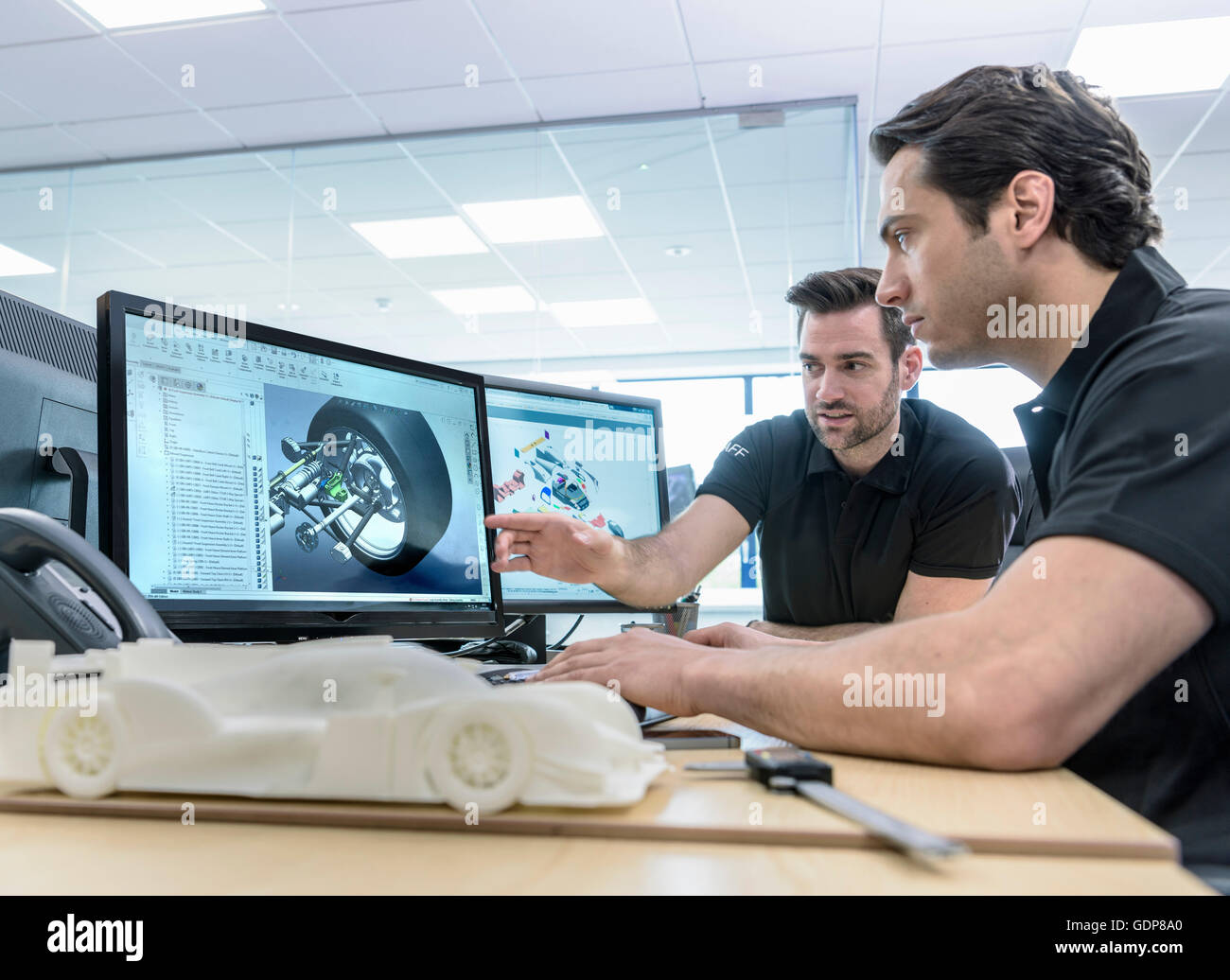 Ingenieure arbeiten mit CAD-Design Bilder im Rennsport Autofabrik Stockfoto