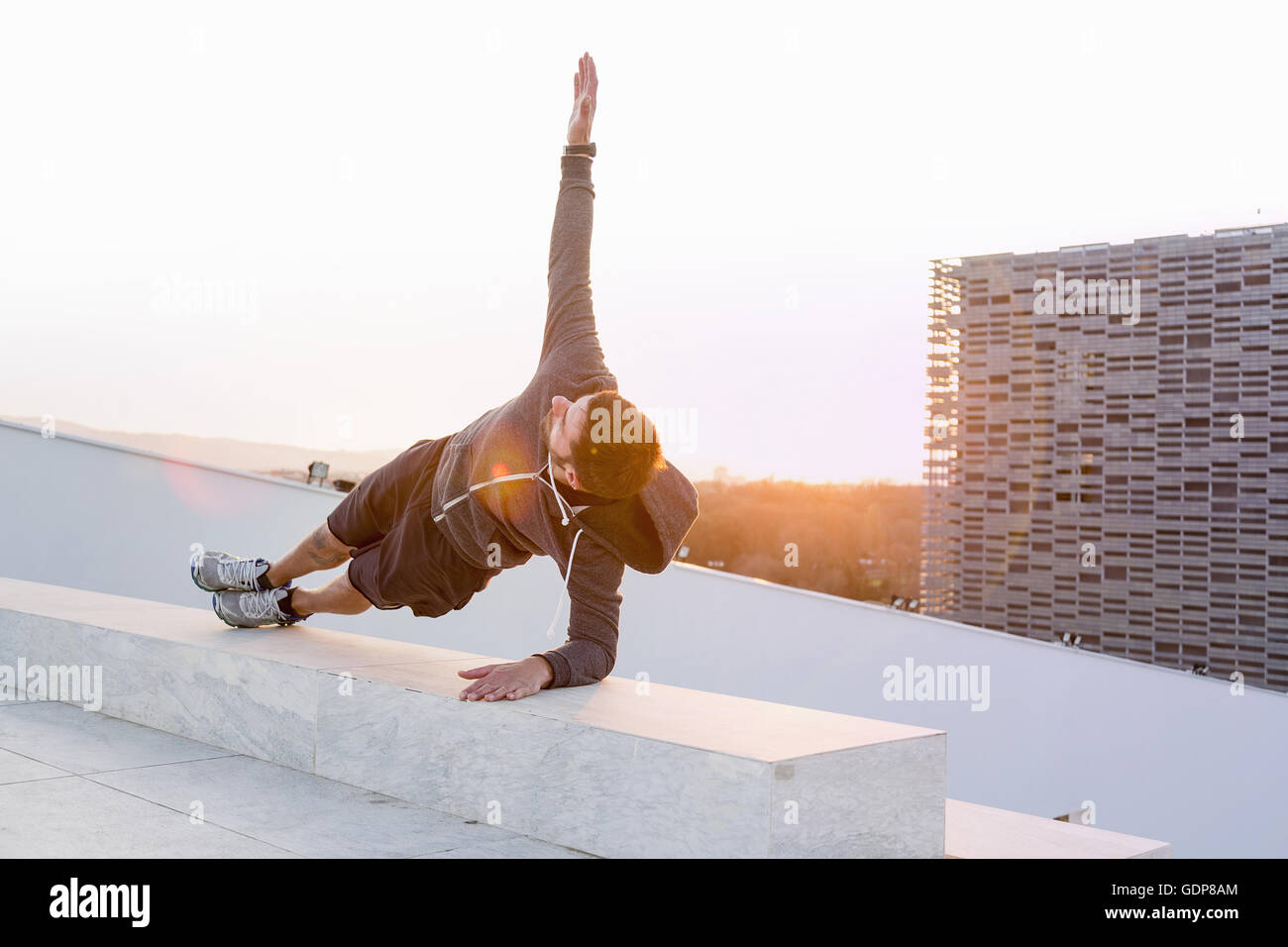 Mitte erwachsenen Mannes Bewegung in der Natur, in Yogaposition Stockfoto
