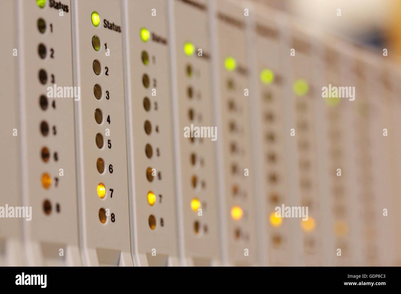 SPS speicherprogrammierbare Steuerung ein-/Ausgangsmodule in einem Rack installiert. Selektiven Fokus. Stockfoto