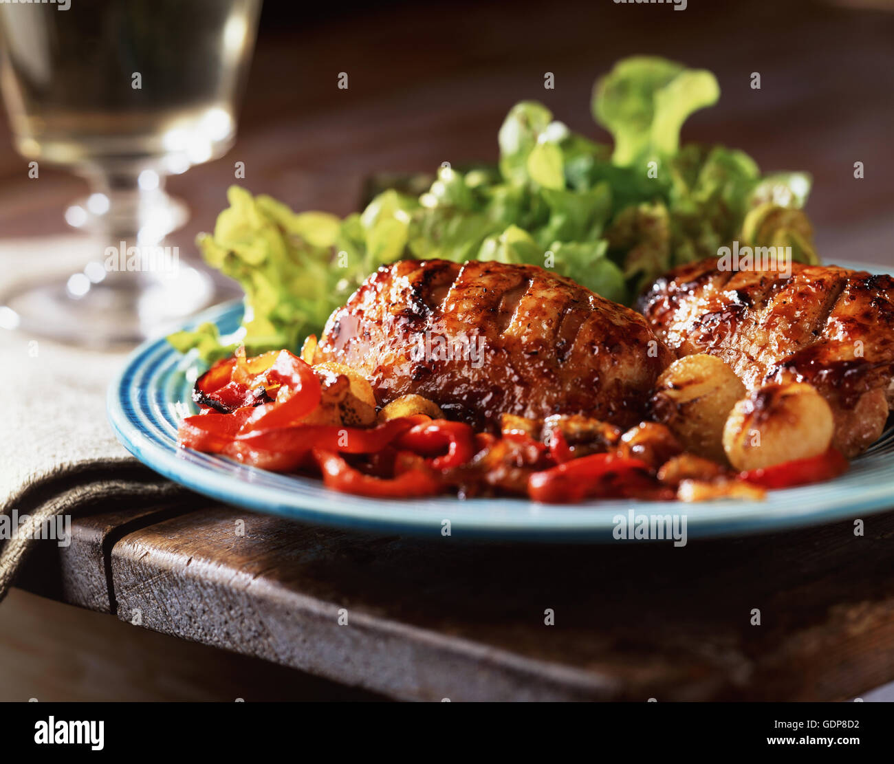 Grill-Hähnchen und Paprika mit Salat Stockfoto